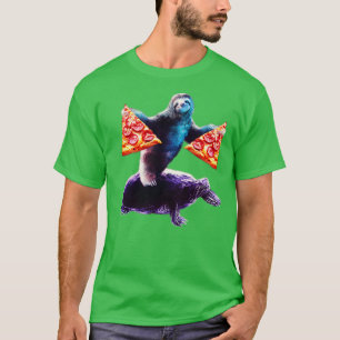 Camiseta Lama com 2 fatias de pizza rolando tartaruga