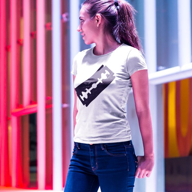 Camiseta Lâmina nítida (women posing on the street in between multi color lighting)