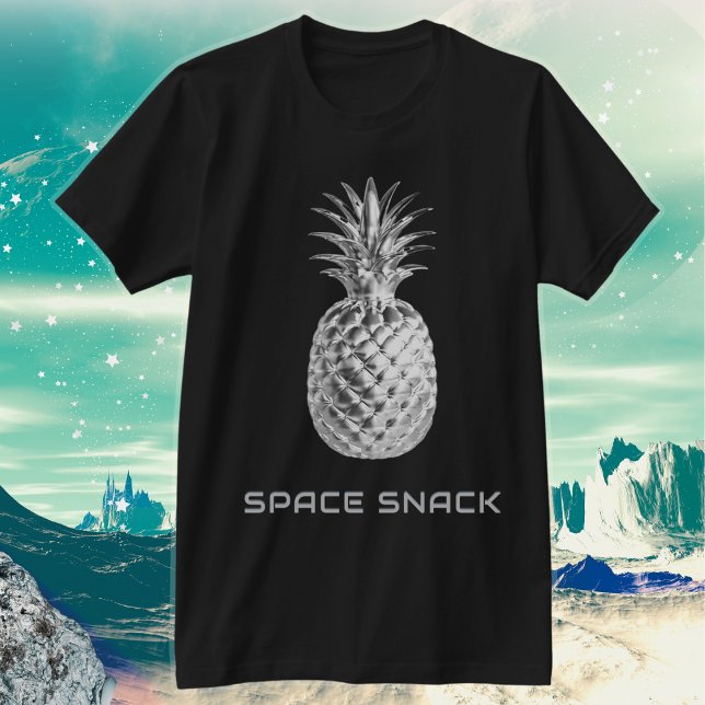 Camiseta Lanche Espacial Abacaxi Prata (A t-shirt with silver pineapple and 'Space Snack' caption, for sci-fi fans and aspiring astronauts)