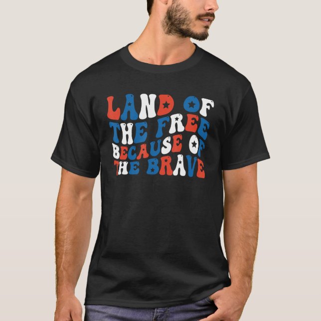 Camiseta Land Of The Free Because Of The Brave 4th Of July  (Frente)