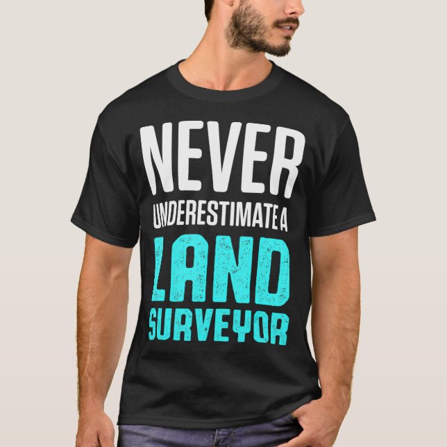 Camiseta Land Survey Subestima Funny Surveyor (Frente)