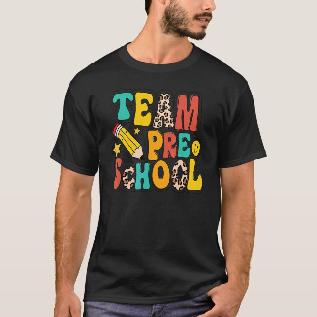 Camiseta Lápis Pré-Escolas da Equipe Leopard Pré-Professor  (Frente)
