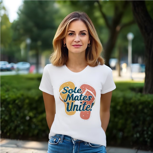 Camiseta Laranja e Chinelos vermelhos Brancos (Flip flop inspired t-shirt. "Sole Mates Unite!".  Orange and red flip flops.)