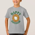 Camiseta Latkes Feliz Hanukkah Chanukah Feriados Judeus<br><div class="desc">Design apresenta um marcador original ilustrativo de uma deliciosa panqueca de batata latke revestida com creme azedo, um grampeador na cozinha de férias judaica. Ideal para comemorações de Hanukkah! Este design de latas de Chanukah também está disponível em outros produtos. Muitos designs adicionais estão também disponíveis neste compro! Não vê...</div>