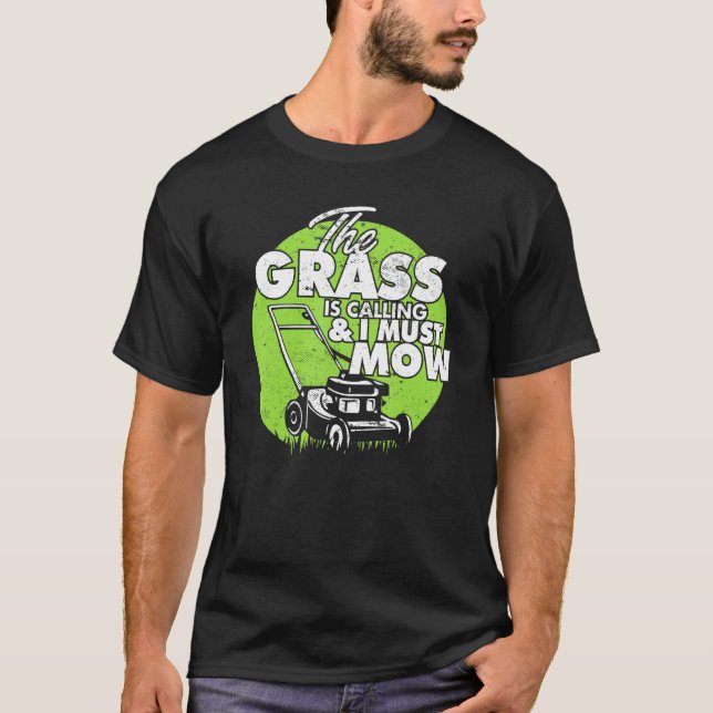Camiseta Lawn Landscaping Na Grama Está Chamando E Eu Preci (Frente)