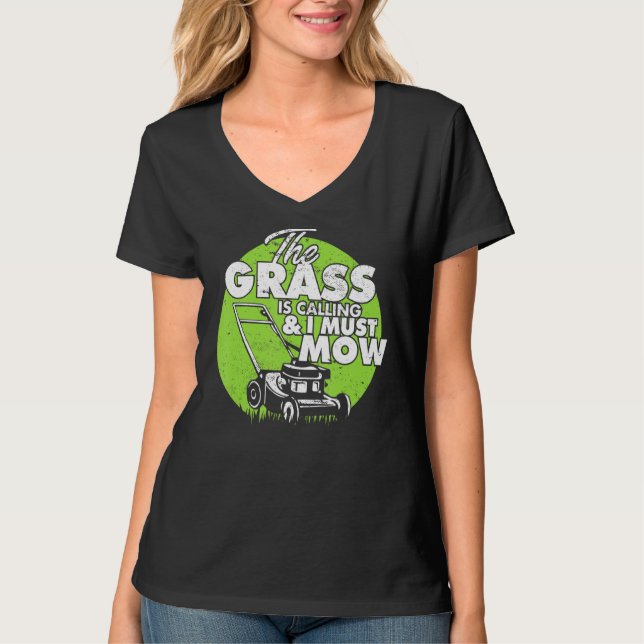 Camiseta Lawn Landscaping Na Grama Está Chamando E Eu Preci (Frente)