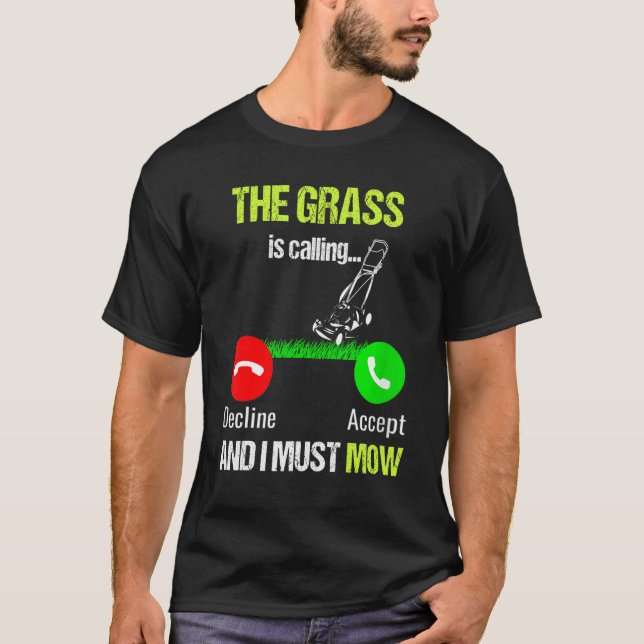 Camiseta Lawn Mover A Grama Está Chamando E Eu Tenho Que Mo (Frente)