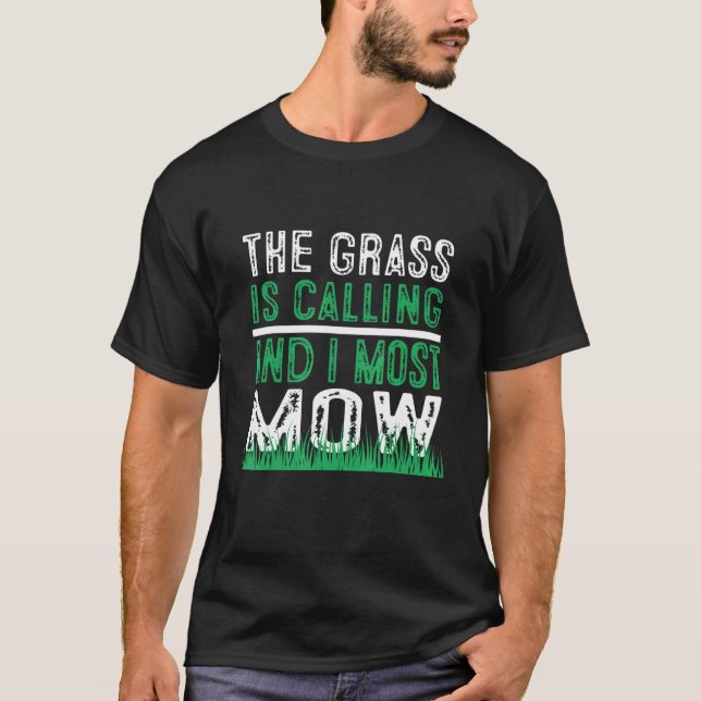 Camiseta Lawn Mower, A Grama Está Chamando De Lâmina De Tra (Frente)