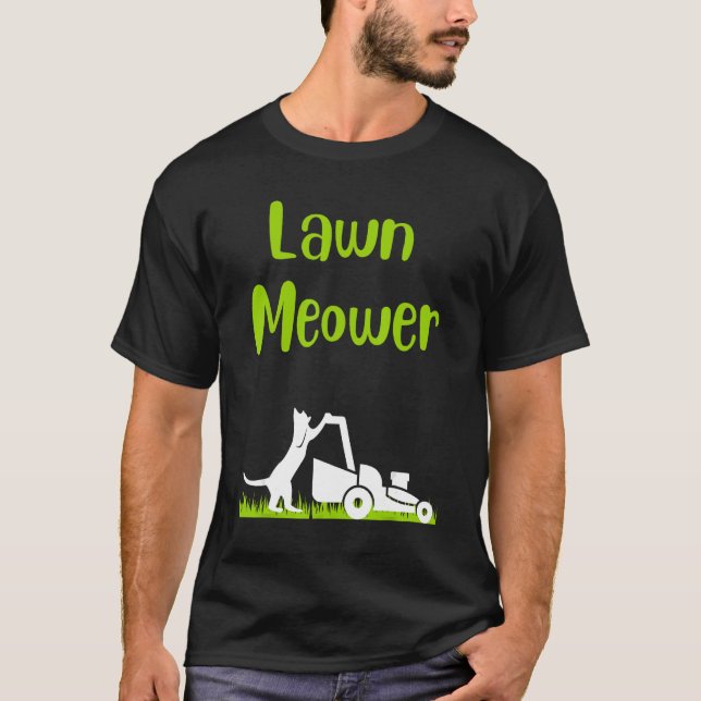 Camiseta Lawn mowing standing cat cutting grass meowing pun (Frente)