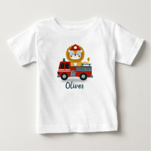 Camiseta Leão Bonito dos Meninos em um Caminhão de Bombeiro