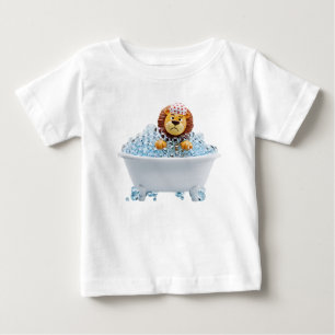 Camiseta Leão de Desenho Animado Mal-Humorado Tomando Banho