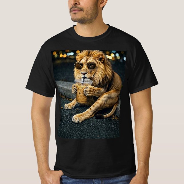 Camiseta Leão De Óculos De Sol Bebendo Café Gelado  (Frente)