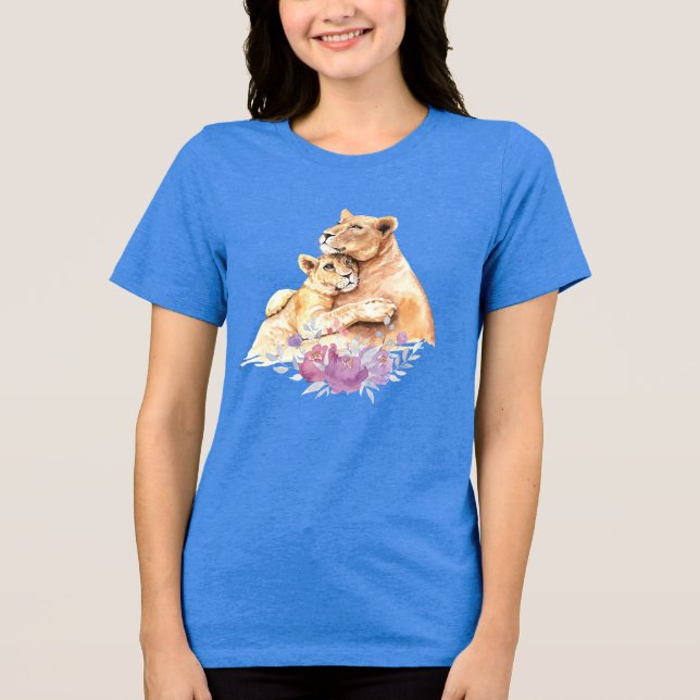 Camiseta Leão e Cubo Mãe de Cor de Água Cuja Cama É (Frente)