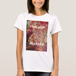 Camiseta Leão Elegante Terra: Hakuna Matata Texturizada Des