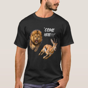 Camiseta Leão Feroz Persegue Antílope Aterrado