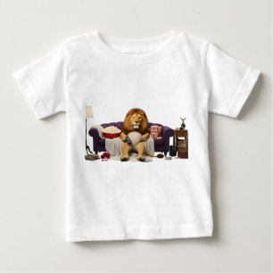 Camiseta Leão Humorístico Relaxando no Sofá Assistindo TV c