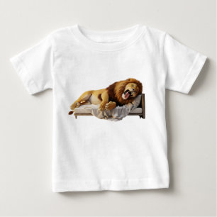 Camiseta Leão Macho Sonolento Bocejando Enquanto Descansa n