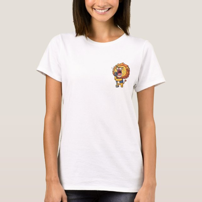 Camiseta Leão Rocker Energético Cantando Alto em Microfone  (Frente)