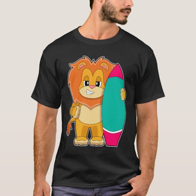 Camiseta Leão Surfando Prancha de Surfe Verão (Frente)