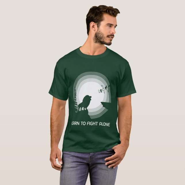 Camiseta Learn to Fight Alone – Lion Under Moonlight (Frente Completa)