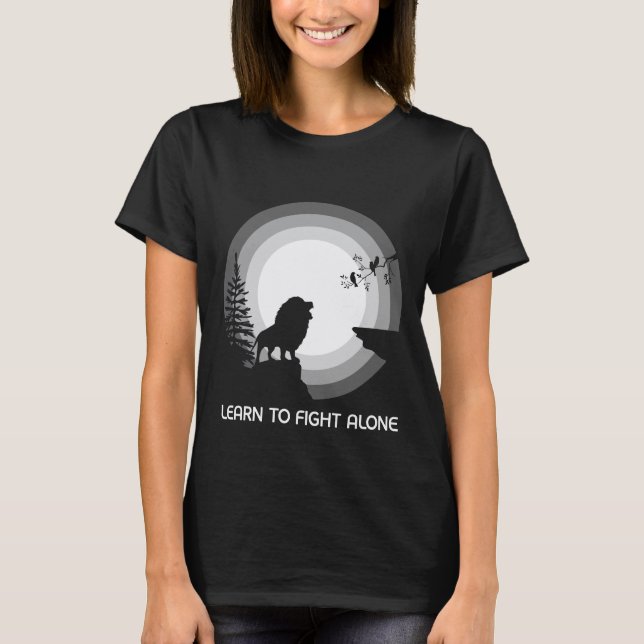 Camiseta Learn to Fight Alone – Lion Under Moonlight (Frente)