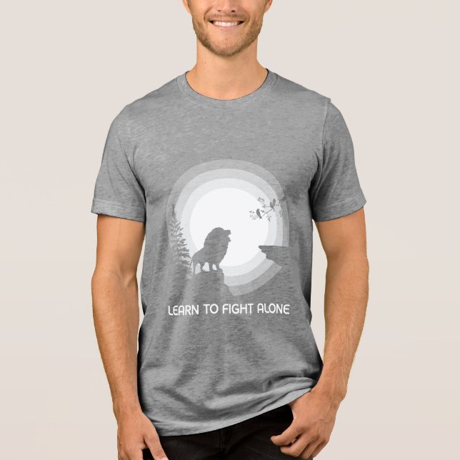 Camiseta Learn to Fight Alone – Lion Under Moonlight (Frente)