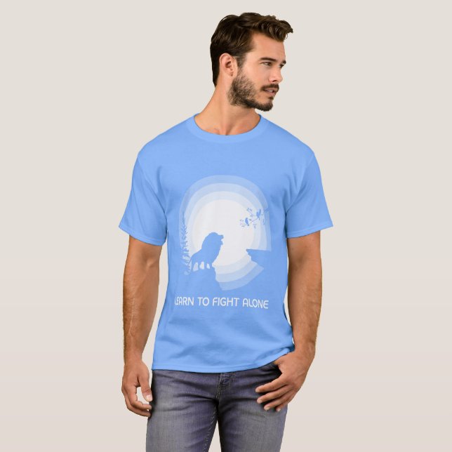 Camiseta Learn to Fight Alone – Lion Under Moonlight (Frente Completa)