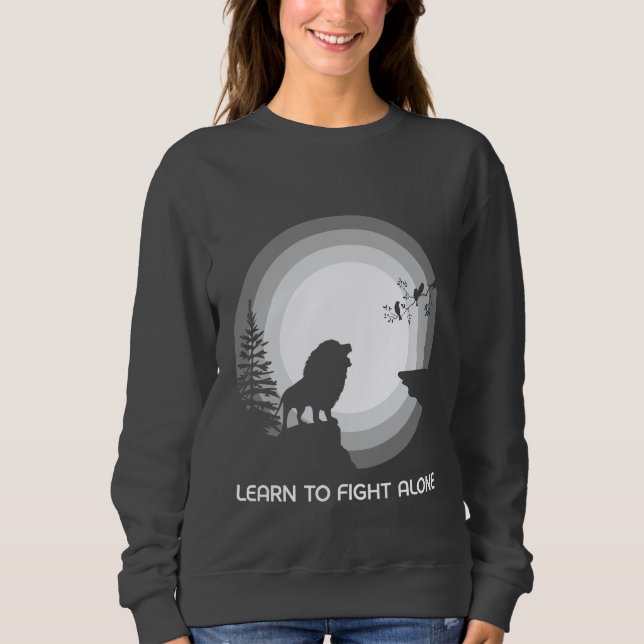 Camiseta Learn to Fight Alone – Lion Under Moonlight (Frente)
