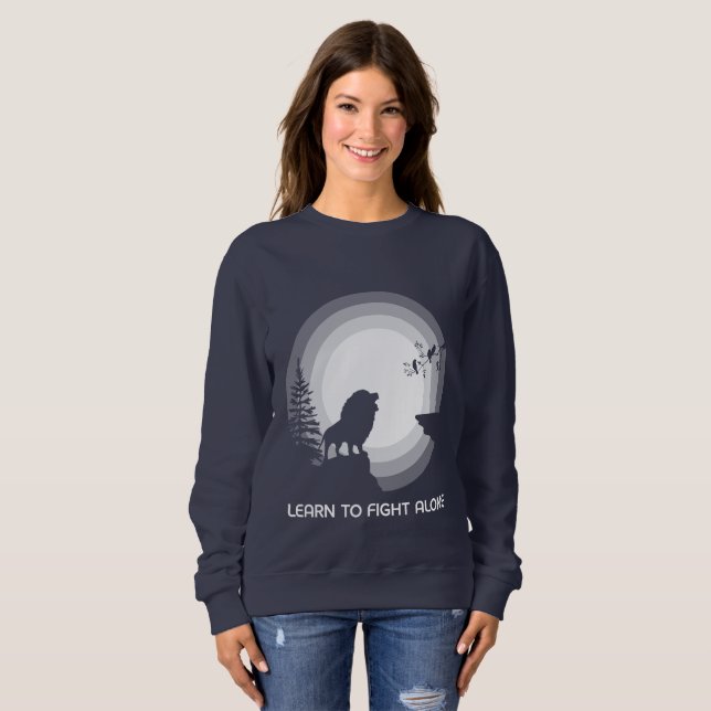 Camiseta Learn to Fight Alone – Lion Under Moonlight (Frente Completa)