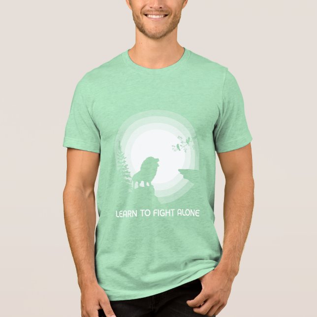 Camiseta Learn to Fight Alone – Lion Under Moonlight (Frente)