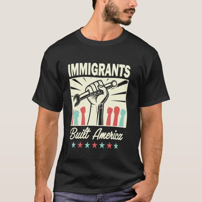 Camiseta Legado Retro Imigrante EUA - Imigrantes Construíra (Frente)