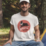 Camiseta Legal Boston Terrier Vintage Style Pet Dog<br><div class="desc">Um desenho animado, preto e branco, de Boston Terrier rodando um círculo dentro vermelho com uma textura vintage vestida. Uma camiseta legal para amantes de Boston Terrier. Esta camisa divertida está disponível em mais estilos, incluindo camisas de manga comprida e capuzes para homens, mulheres e crianças. Veja o Doodle World...</div>