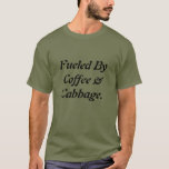 Camiseta Legal Funny Alimentado por Café e Couve-Mãos<br><div class="desc">Design de vegan engraçado! Sirva seus vegetais com algum humor!</div>