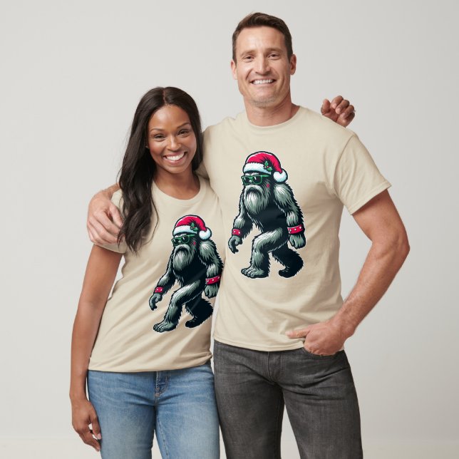 Camiseta Legal Sasquatch de Natal com Santa Hat e Sungla (Unissex)