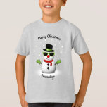 Camiseta Legal Snowman Adorável Smirk Christmas Personalize<br><div class="desc">Presente personalizado para as crianças - Ilustração de um legal boneco de neve com óculos de sol e luvas verdes,  lenço vermelho e chapéu preto jogando flocos de neve no céu.</div>