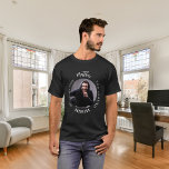 Camiseta legenda do mito do solteiro preto branco<br><div class="desc">Celebre seu dia especial em estilo com esta camiseta personalizada! Apresentando um fundo preto clássico e texto ousado que diz: "O Homem, O Mito, A Lenda." Personalize o design, adicionando seu nome e uma foto favorita para torná-lo realmente único. Esta camiseta é o presente perfeito para uma legendária celebração de...</div>