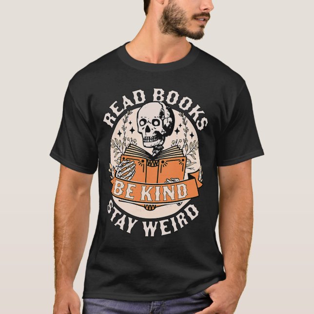 Camiseta Leia os livros e fique estranho lendo o livro de l (Frente)