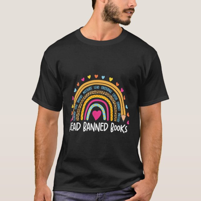 Camiseta Leio Livros Banidos Leitores Do Arco-Íris Lendo (Frente)