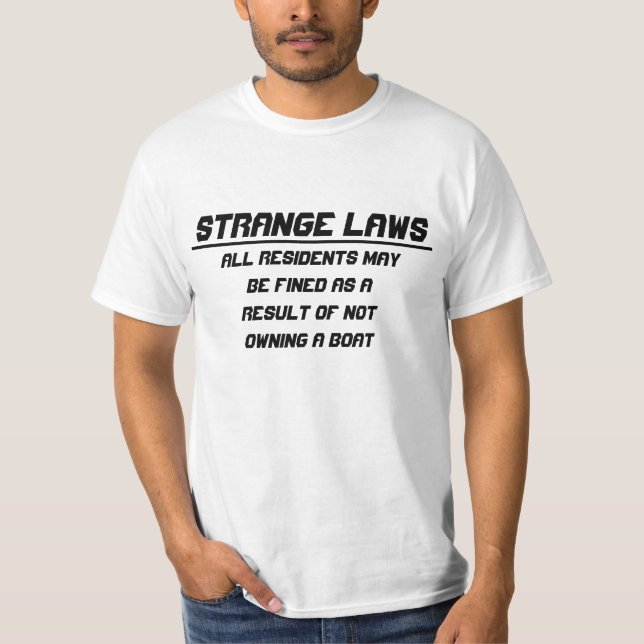 Camiseta Leis estranhas multadas não possuindo barco (Frente)