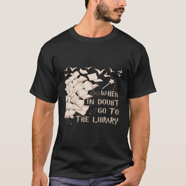 Camiseta Leitores Bibliotecários Quando Em Dúvida Vão Para  (Frente)