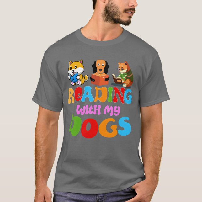 Camiseta Lendo com meus cachorros Engraçado Livro de Cachor (Frente)