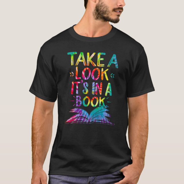 Camiseta Lendo, dê uma olhada. Está em um livro, Tiedye Boo (Frente)