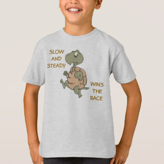 Camiseta lento e constante ganha a corrida tartaruga engraç