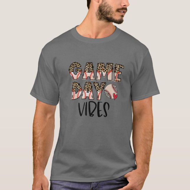 Camiseta Leopard Baseball Game Day Vibes Baseball Mãe Mothe (Frente)