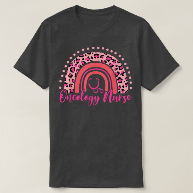 Camiseta Leopard Boho Rainbow Oncologia Enfermeira de Mama  (Frente do Design)