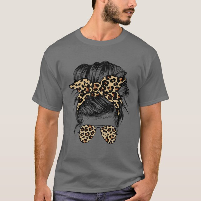Camiseta Leopard Mom Messy Bun Hair Sunglasses Headband Wom (Frente)