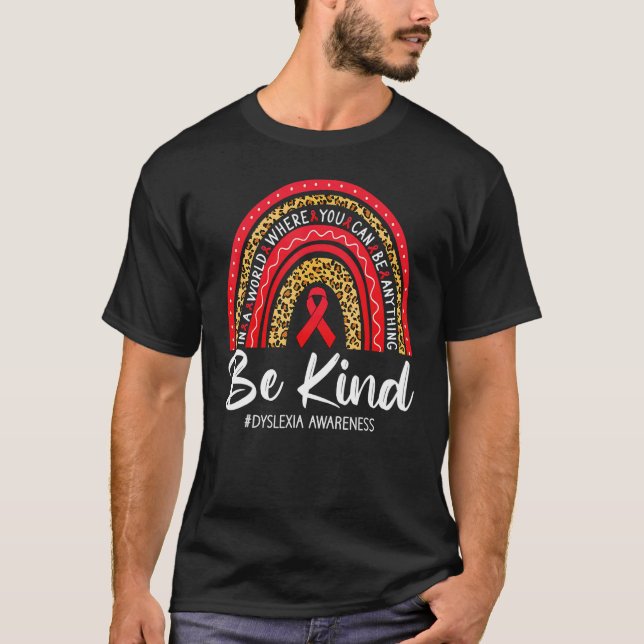 Camiseta Leopard Rainbow Be Kind Red Ribbon Dyslexia Awaren (Frente)