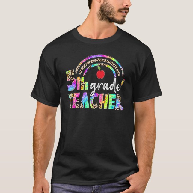 Camiseta Leopard Rainbow Fifth Grade Teacher Squad Back To  (Frente)