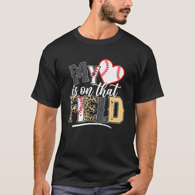 Camiseta Leopard Softball Mom My Heart Is On That Field Bas (Frente)
