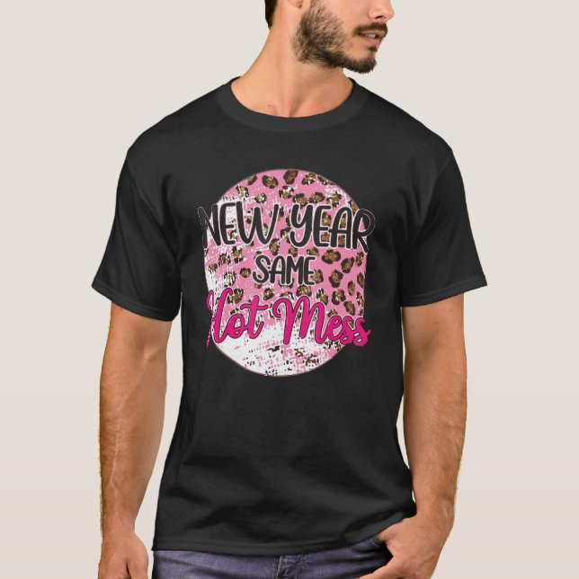 Camiseta Leopardo Rosa Novo Ano 2023 Mesma Mess Quente NYE (Frente)